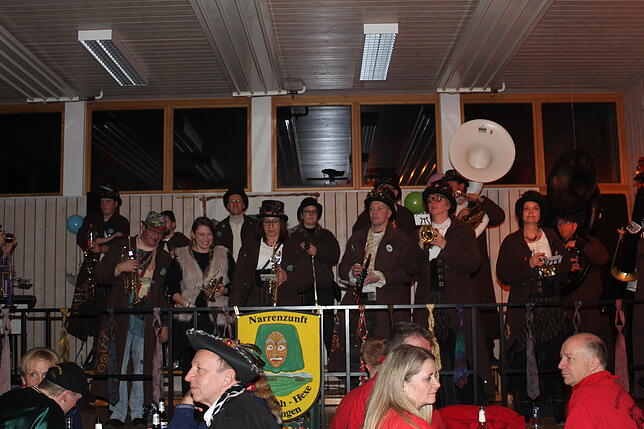 Vor und in der Biesinger Halle war nach dem Nachtumzug mächtig was los. Die Musikgruppen gaben sich ein munteres Stelldichein auf der Bühne.