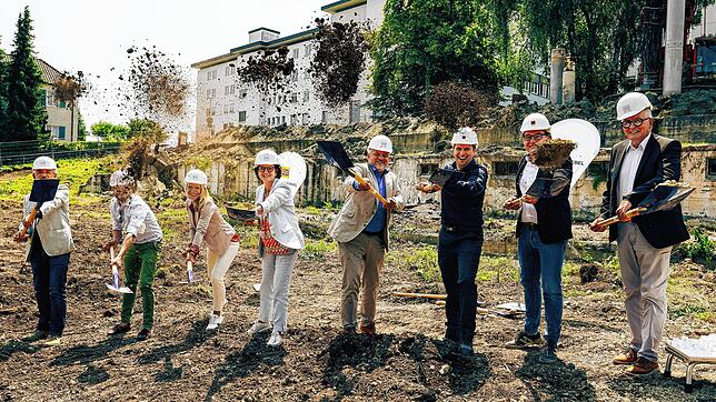 Spatenstich zum neuen Pflegeheim auf der Mettnau: Mit dabei waren (von links Gerhard Schöpperle (Fachbereichsleiter Hochbau und ...
