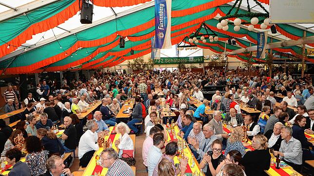 Viel Betrieb und gute Stimmung im Festzelt, das von der Stadtkapelle organisiert wird.