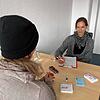 Sexarbeiterin Lisa im Gespräch mit Beraterin Mahita Massaro. Die 46-Jährige liebt ihren Job. Auf dem Foto will sie jedoch nicht ...