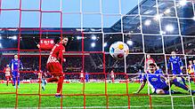 Freiburgs Lucas Höler (M) macht das Tor zum 1:1.