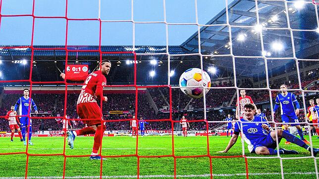 Freiburgs Lucas Höler (M) macht das Tor zum 1:1.