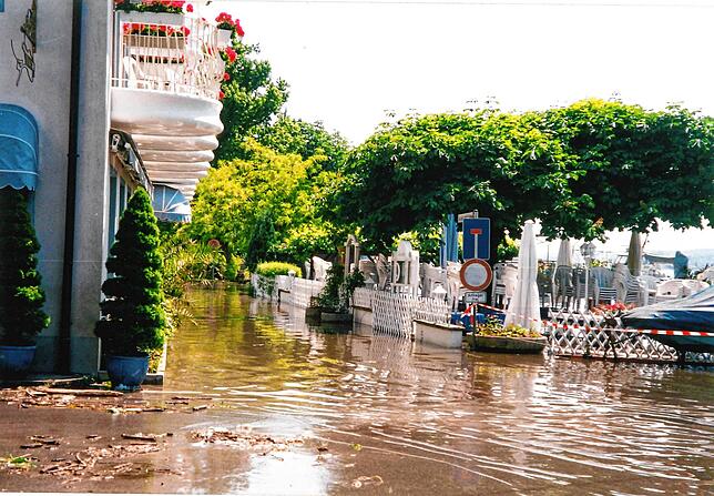 Bild 14: Archivfotos vom Hochwasser 1999: Reichenau vom Festland abgeschnitten