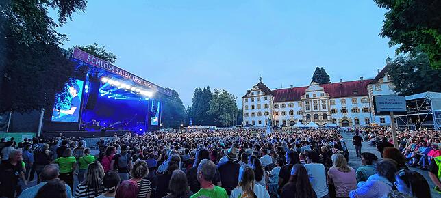 Bild 28: James Blunt begeistert Fans im Salemer Schlosspark