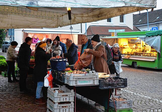 Ein Vorteil des Wochenmarktes auf dem Marktplatz ist seine Kompaktheit: Alle Händler, auch die des Bauernmarktes, sind dort nun an einem ...
