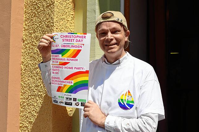 Stolz präsentiert Dennis Michels das Programm für den dritten Überlinger CSD. Gefeiert wird zum Abschluss in seinem Friseursalon.