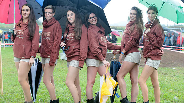 So schön kann strömender Regen sein: die Grid Girls beim Mofarennen in Pfohren.