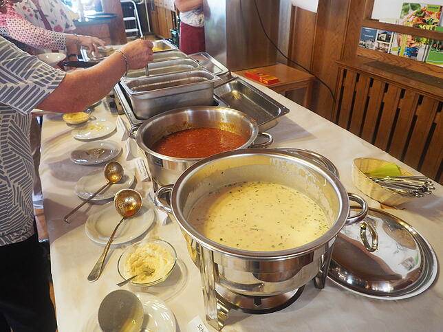 Alles startklar fürs Nudelbuffet: selbstgemachte Soßen.