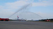 Mit Wasserfontänen ist der Erstflug Niš &ndash; Friedrichshafen am 1.&nbsp;August von der Flughafenfeuerwehr auf dem Bodensee Airport ...