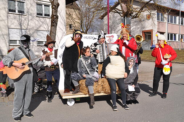 Die Baldinger Dorfmusikanten spielen bei bestem Narrenwetter fröhlich ihre Fasnachtslieder.