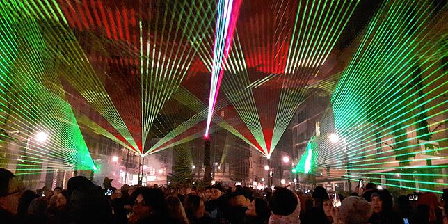 (Archivbild) Auf einem begrenzten Raum kann eine Laser-Show Wirkung erzielen, wie die Silvester-Show am 31. Dezember 2019 auf der ...