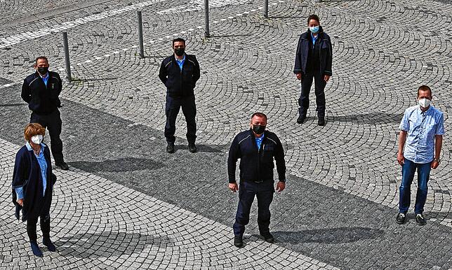 Im Mai 2021 trat der Kommunale Ordnungsdienst in Singen seinen Dienst an. Auf dem Bild zu sehen sind neben vier Kontrolleuren ...