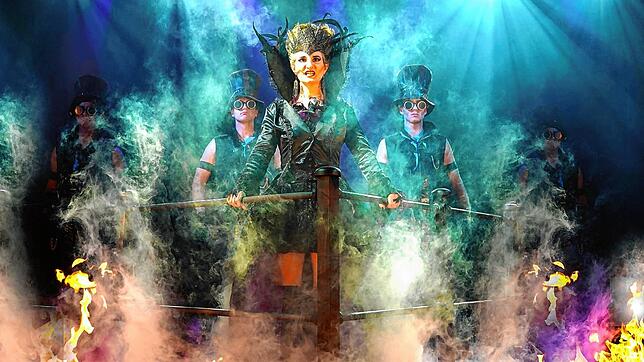 Eine Szene aus dem Musical mit Feuer und Traumhaften: Demnächst senkt sich der Vorhang im Gloria-Theater. Bild: Alexander Kaemmer