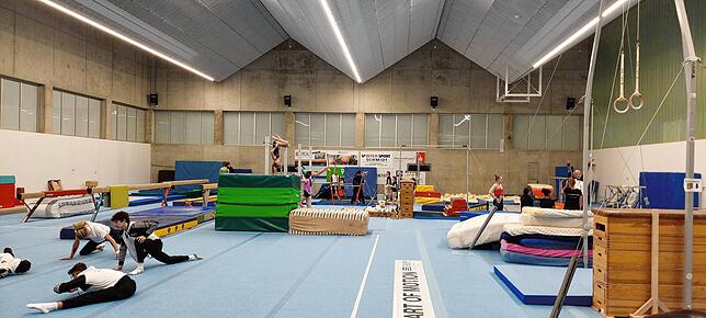 Angesichts der neuen Gerätehalle in der Campushalle, die in der weiten Umgebung ihresgleichen sucht, wird den Turnern perfekte ...