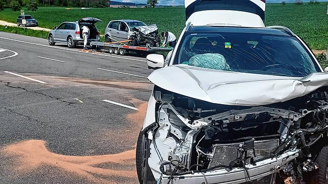 Die zwei beteiligten Autos sind nach dem schweren Unfall nicht mehr fahrbereit: Am 20. April hat es auf der Bundesstraße 314 zwischen ...