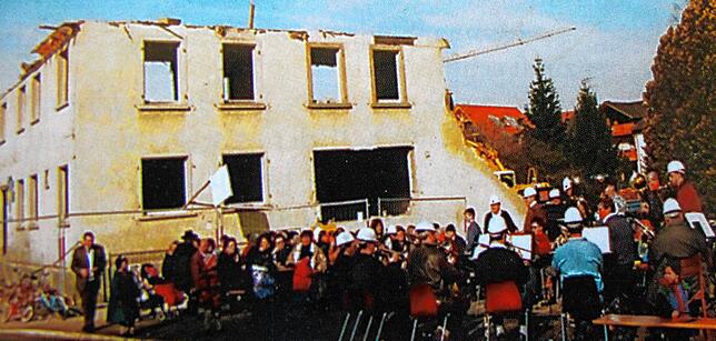 1997: Viele Neufracher nehmen an einem kühlen Februarvormittag Abschied von ihrem alten Prinz Max, der da schon halb in Trümmern vor ...