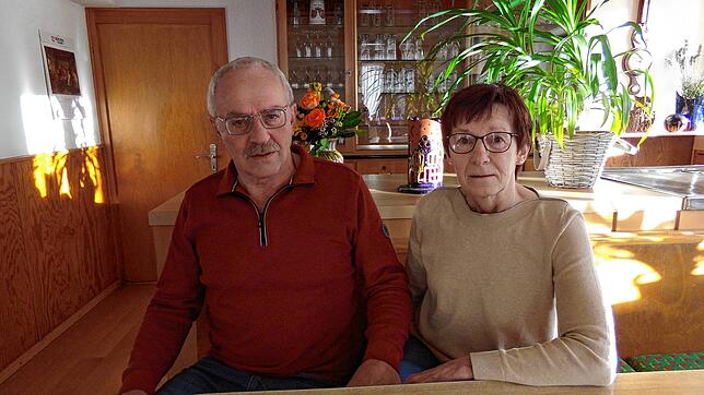 Schließt ihre Gaststätte mit einem weinenden und einem lachenden Auge: Wirtin Siglinde Preisinger mit ihrem Mann Kurt.