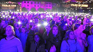 Lichtermeer auf dem Herrenacker: Mit den Schweizer Stars Nemo, Hecht und Lovebugs geht die erste Woche des Festivals Stars in Town in ...