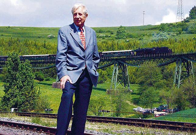 Karl-Hans Zimmermann verhinderte, dass die Bahnstrecke abgebaut wurde. Unser Bild zeigt ihn im Jahr 2002 beim 25-jährigen Jubiläum der ...