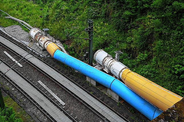 Aus diesen Rohren soll normalerweise Abluft aus dem Tunnel heraus- und frische Luft in den Tunnel eingeleitet werden. Nach ersten ...
