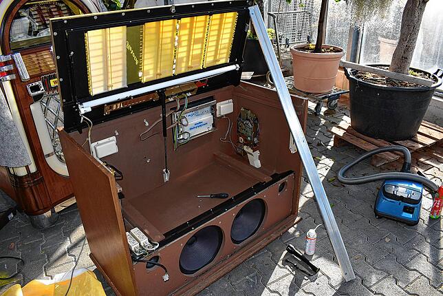 Ein gereinigtes Gehäuse einer Musikbox im Gewächshaus der Gärtnerei Huber wartet auf den Einbau des Innenlebens mit Plattengreifer, ...