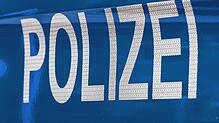 Ein Fahrer ist bei einer Fahrt unter Alkohol und ohne Führerschein von der Polizei kontrolliert worden. (Symbolbild)