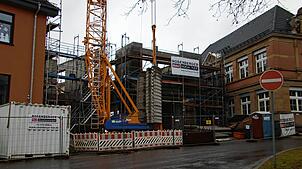 Die Baustelle für das neue Zwischengebäude der Grundschule in Stockach.