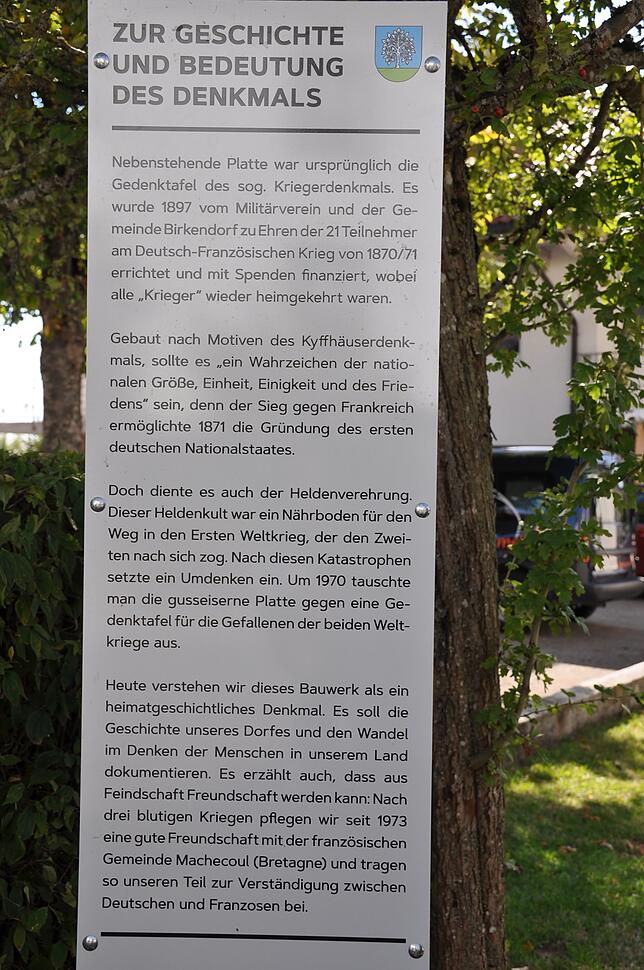 Die Tafel mit Erläuterungen zur Geschichte und Bedeutung des Denkmals hat Ortsvorsteher Norbert Schwarz befestigt. Verfasser ist Josef ...