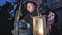 Hans-Martin Vögtle, Nachtwächter von Bad Säckingen, leuchtet heim.