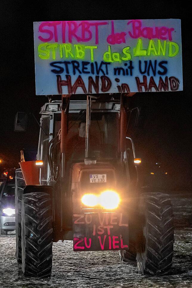 Mahnfeuer bei der Bauerndemo an der B33 zwischen Bad Dürrheim und Donaueschingen.