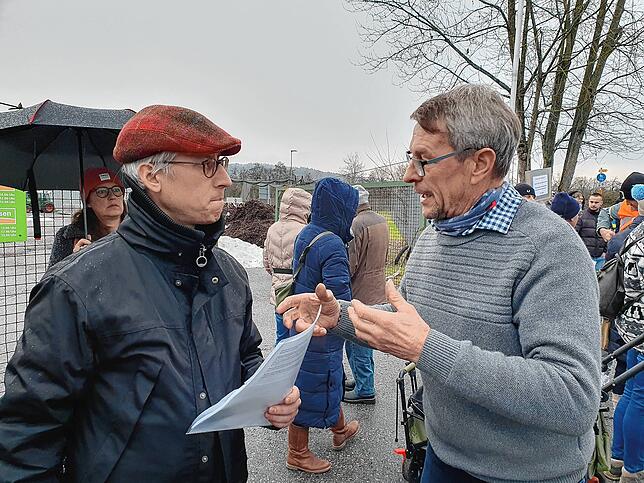 Thorsten Peters von der AfD (links) im Gespräch mit Bauunternehmer Bernhard Straßer bei einer Demo in Salem.