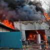 Die Lagerhalle einer Recyclingfirma in Kaiseraugst im Kanton Aargau brennt lichterloh.