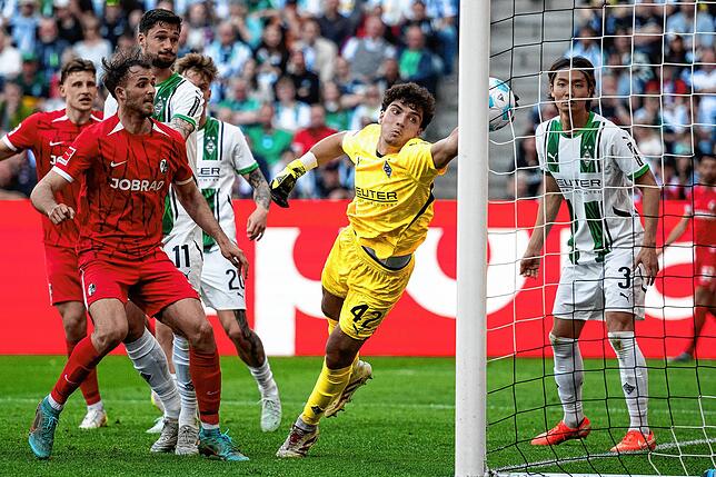 Mönchengladbach Torwart Tiago Pereira Cardoso pariert auf der Linie.