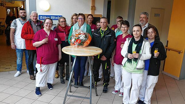 Katja Stark (Vierte von links) wird als Heimleiterin Nachfolgerin von Gabriele Scheuble (Mitte). Mit Markus Lang (vordere Reihe, Vierter ...