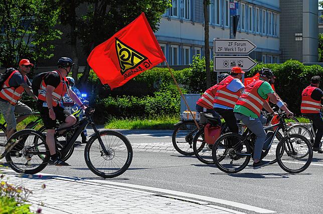Rund 1000 ZF-ler gingen Ende Juni auf die Straße, um gegen den geplanten Stellenabbau beim Unternehmen zu demonstrieren.