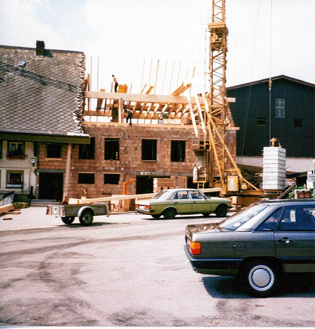 1987: Der Ostflügel des &bdquo;Adler&ldquo; wird neu aufgebaut. Bild: