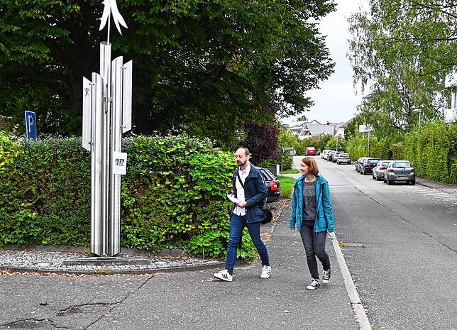 SÜDKURIER-Reporter Dominique Hahn und Bürgermeister-Kandidatin Susen Katter beim Weg auf den Schulhof des Berufsschulzentrums.