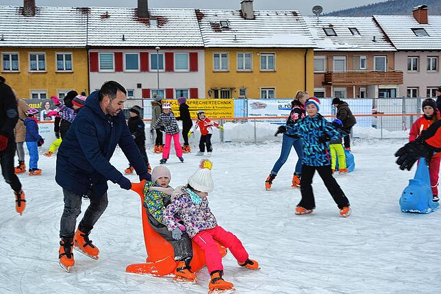 „Blumberg on Ice“ – die mobile, 425 Quadratmeter große Eisfläche ist für Jung und Alt ein wahrer Anziehungspunkt. Auf ...