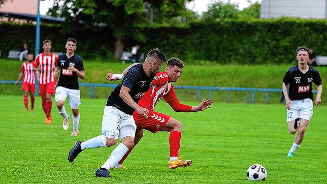 Der SC Konstanz-Wollmatingen (Konstantin Hahn, rechts, trifft zweimal) hielt lange mit mit Meister FC 08 Villingen U21 (Oleksandr ...