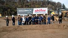 Beim Spatenstich für den Neubau von Abifor im Gewerbegebiet in Horheim (von links): Projektleiter Matthias Reinbold, Architekt Simon ...