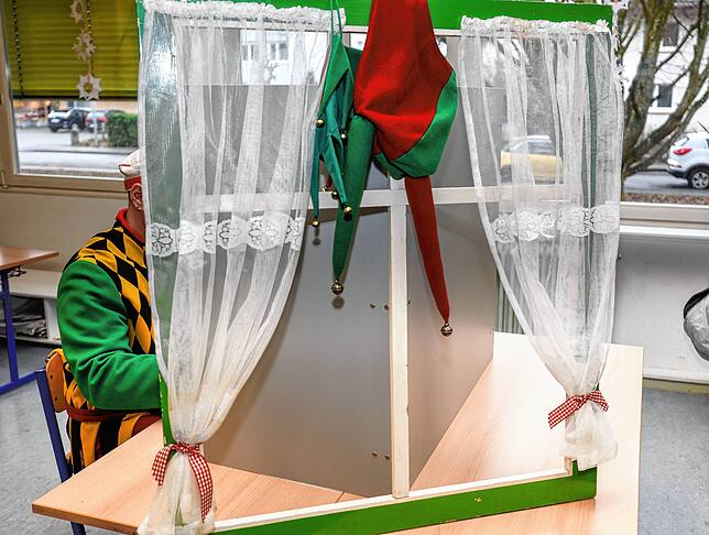 Der Fensterrahmen des Kappedeschle wartet vor der Wahlkabine.