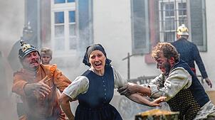 Emotional aufwühlende Szenen werden 2015 für Film „Funkenflug“ gedreht. Hier versucht Mutter Anna (Esther Maaß), in das brennende Haus ...