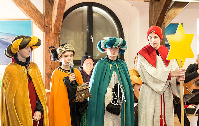 Machten beim Neujahrsempfang in Öhningen auf ihr Anliegen aufmerksam: Die Sternsinger im Bürgersaal des Rathauses.