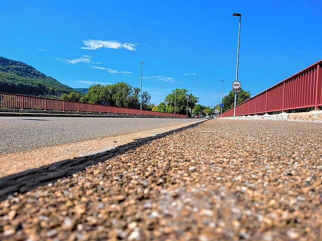 Künftig sollen auf der Fridolinsbrücke beiseitig je fast drei Meter breite Streifen für Fußgänger und Radfahrer verlaufen. Die Fahrbahn ...