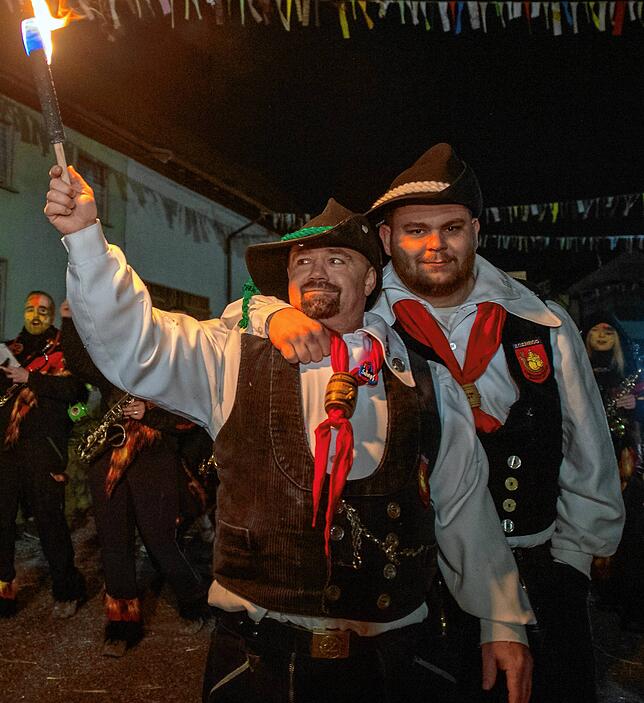 Bild 2: Bilder vom Nachtumzug beim Narrentreffen in Thalheim