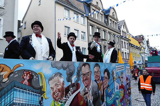 Wie immer wird auch ein wenig die Politik aufs Korn genommen