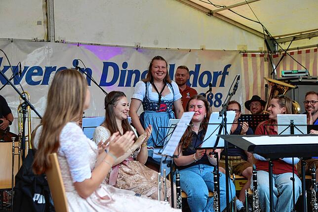 Bild 13: Frühschoppen und Flohmarkt locken die Besucher – so endet das Dingelsdorfer Herbstfest 2024