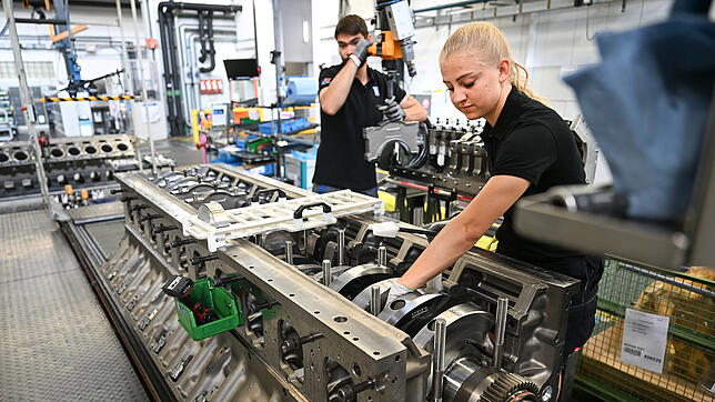 Das Friedrichshafener Unternehmen Rolls-Royce Power Systems vermeldet fürs Geschäftsjahr 2024 ein Rekordergebnis. Die Mitarbeiterinnen ...