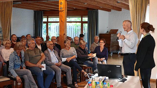 Bürgermeister Manfred Härle begrüßt mit Pfarrerin Paula Uhlmann die Stefansfelder im evangelischen Gemeindehaus. Das Gemeindeoberhaupt ...