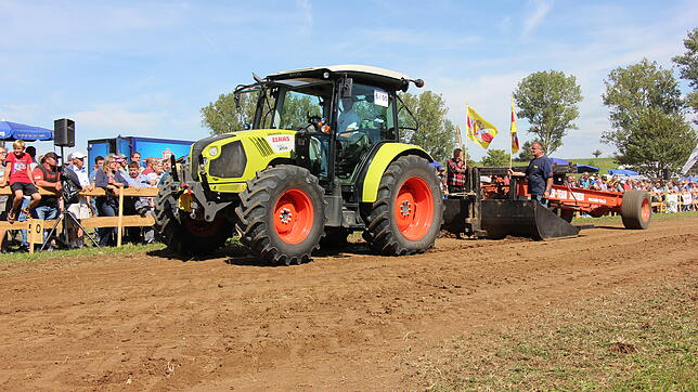 Hochkonzentriert war Fabian Weber aus Wurmlingen beim Pulling, der mit seinen Kollegen als Jungesellenabschied beim Tractorpulling in ...
